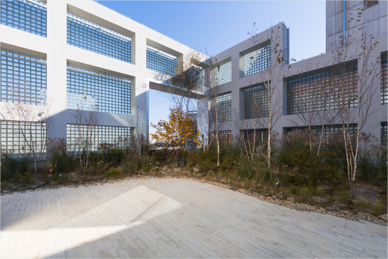 терраса внутри магазина Time Seoul в Сеуле