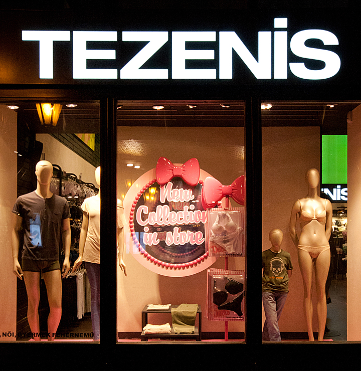 Витрина магазина Tezenis в Будапеште