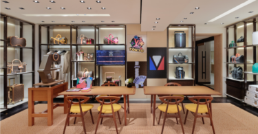 торговый зал со столами Louis Vuitton store