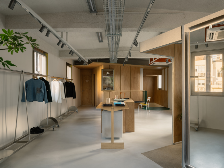 торговый зал Element store с вешалами