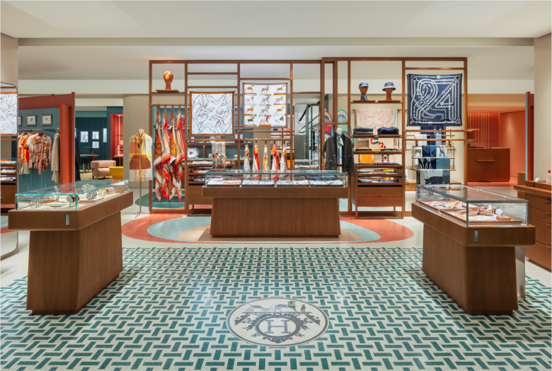 торговый зал Hermès shop-in-shop со стеклянными витринами