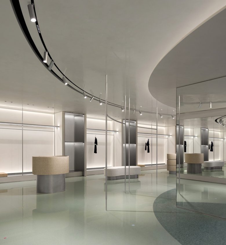 торговый зал Mark&Lona Beijing Flagship вид сбоку