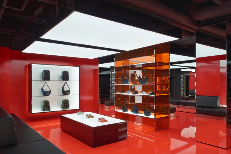 торговый зал Onitsuka Tiger Red concept store