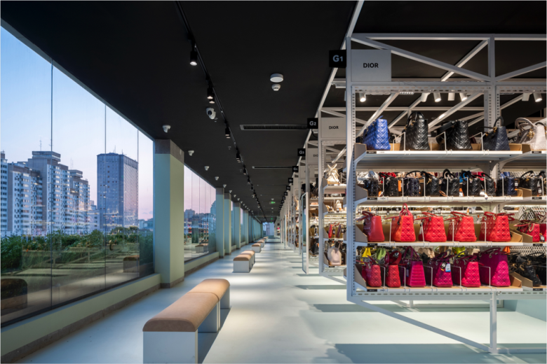 торговый зал Super Zhuanzhuan store