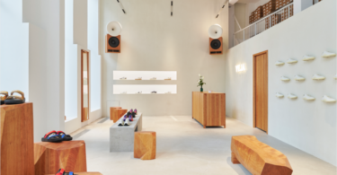 торговый зал VEJA store