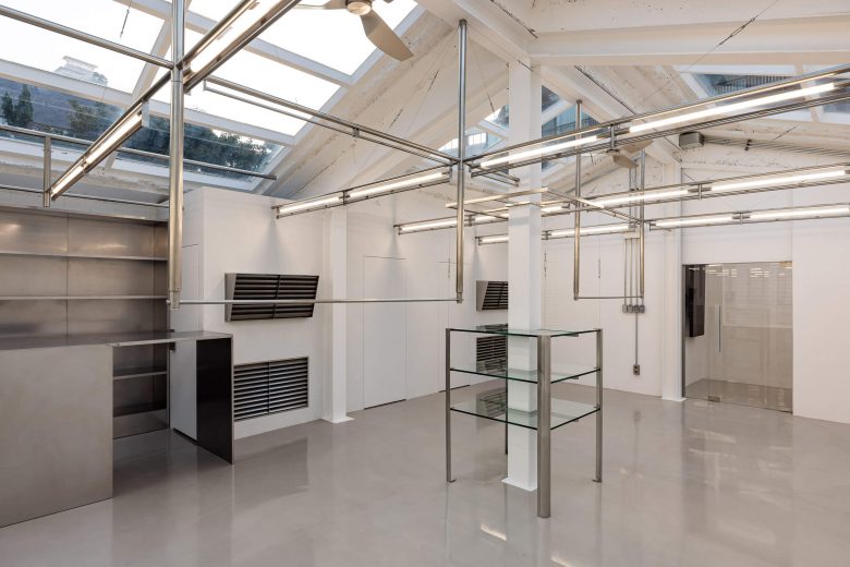 торговый зал - оборудование Cost per Kilo flagship store вид сбоку