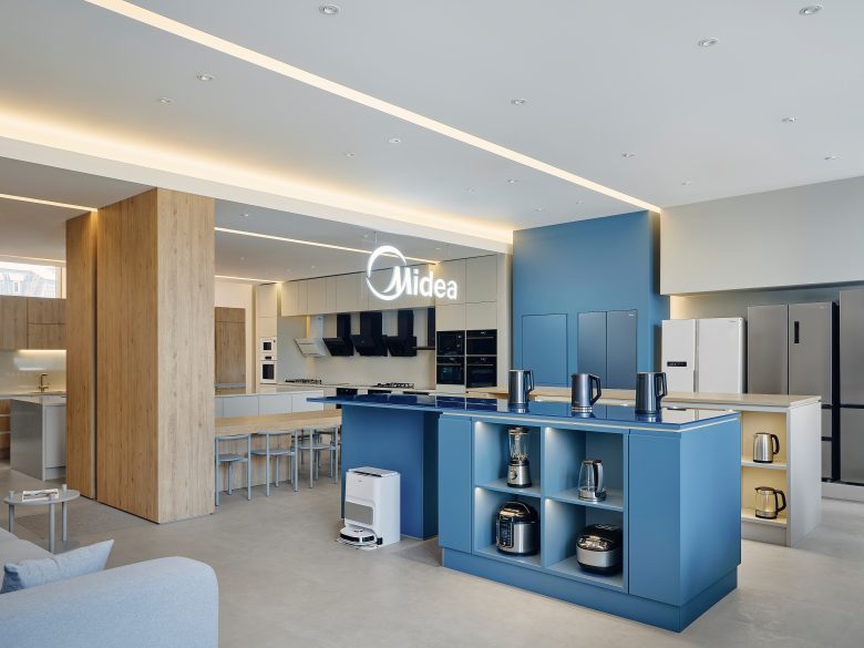 торговый зал с чайниками Midea Showroom