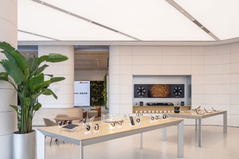 торговый зал с часами Huawei Flagship Store