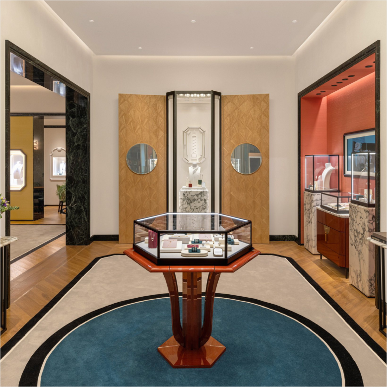 торговый зал с фигурной витриной Boucheron store