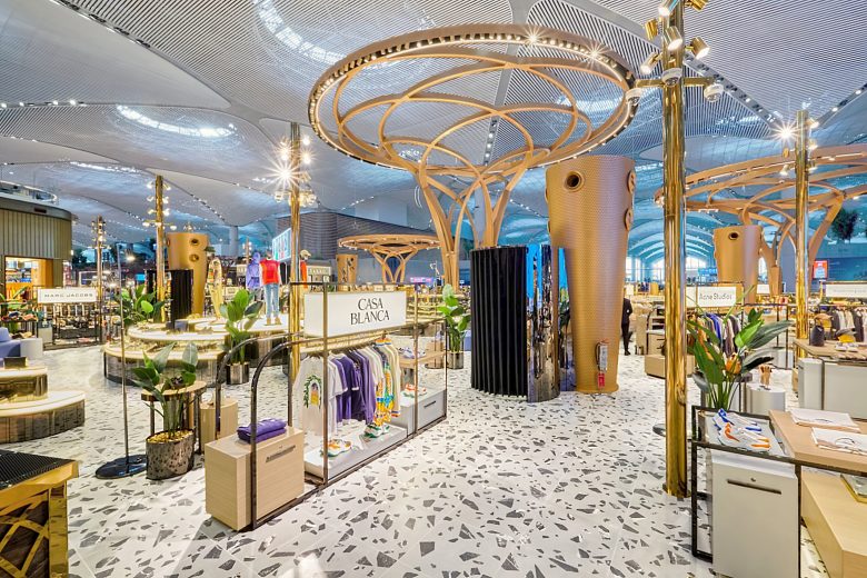 торговый зал с одеждой LUXURY SQUARE NEW INTERNATIONAL AIRPORT ISTANBUL