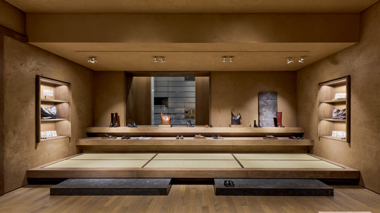 торговый зал с подиумом и полками Zara