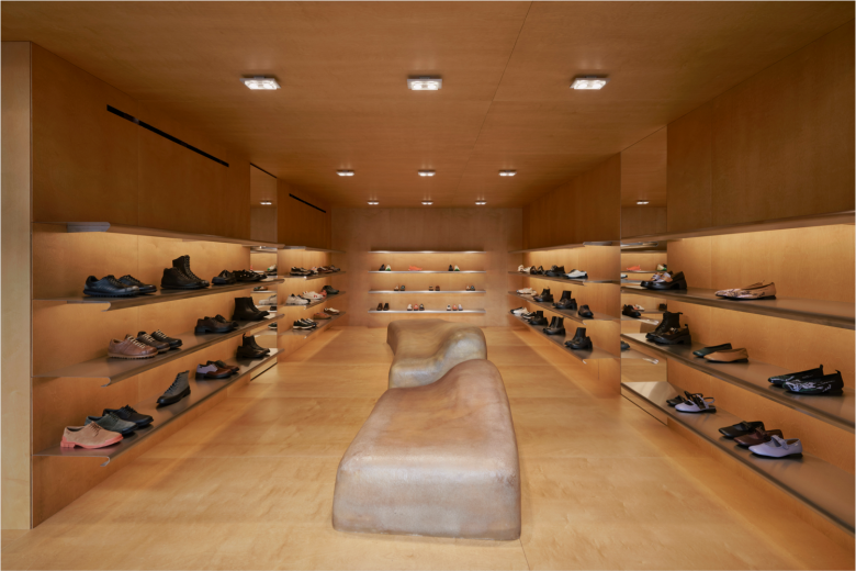 торговый зал с полками обуви Camper Store