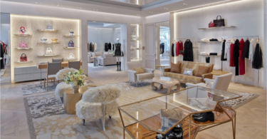 торговый зал с вешалками одежды и витрины с сумками Dior