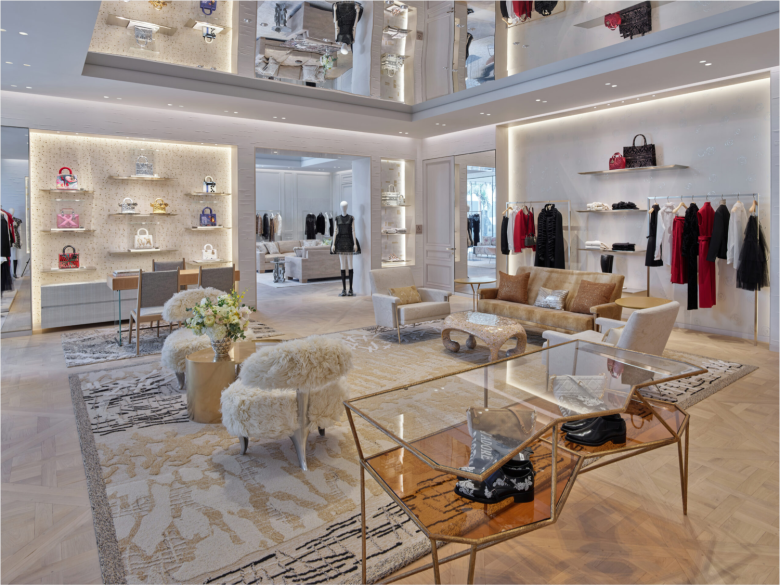 торговый зал с вешалками одежды и витрины с сумками Dior