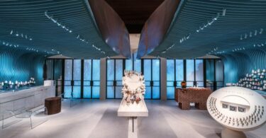 торговый зал с витринами Amouage Zhang Yuan