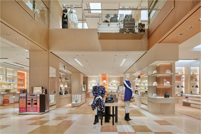 торговый зал с витринами Louis Vuitton store