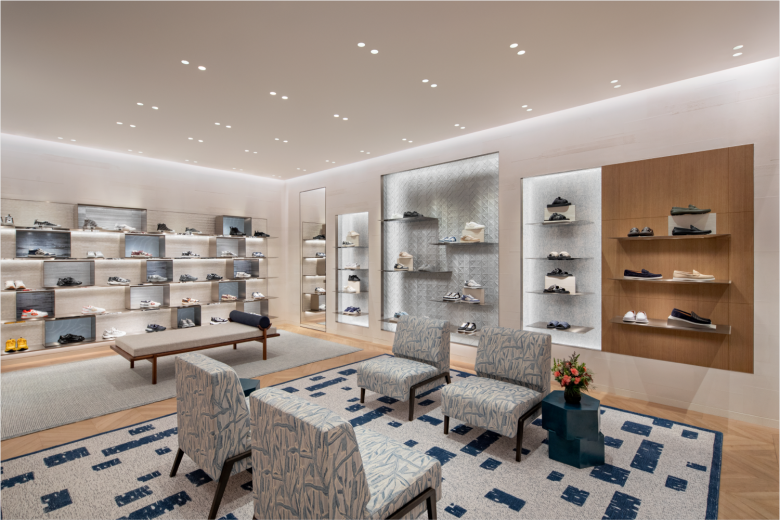 торговый зал с витринами и креслами Dior store