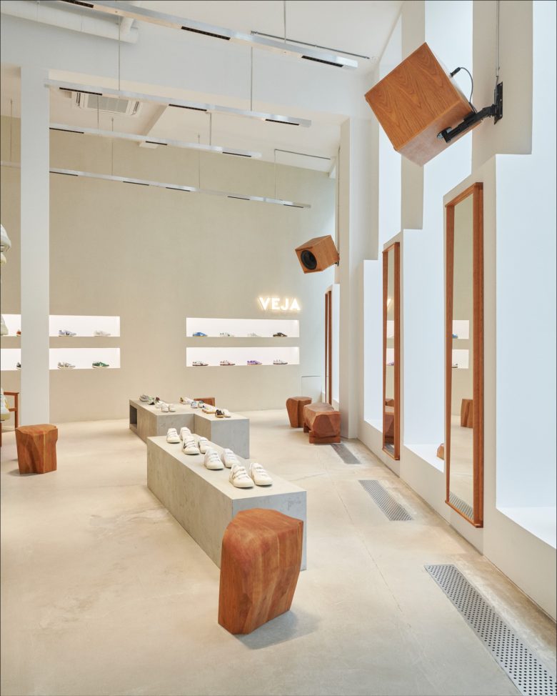 торговый зал с зеркалами VEJA store