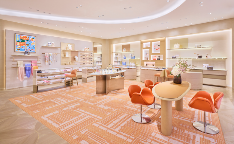 торговый зал со столик и креслами Louis Vuitton store