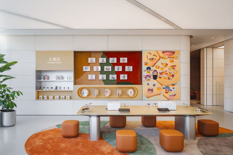 торговый зал стол-витрина Huawei Flagship Store