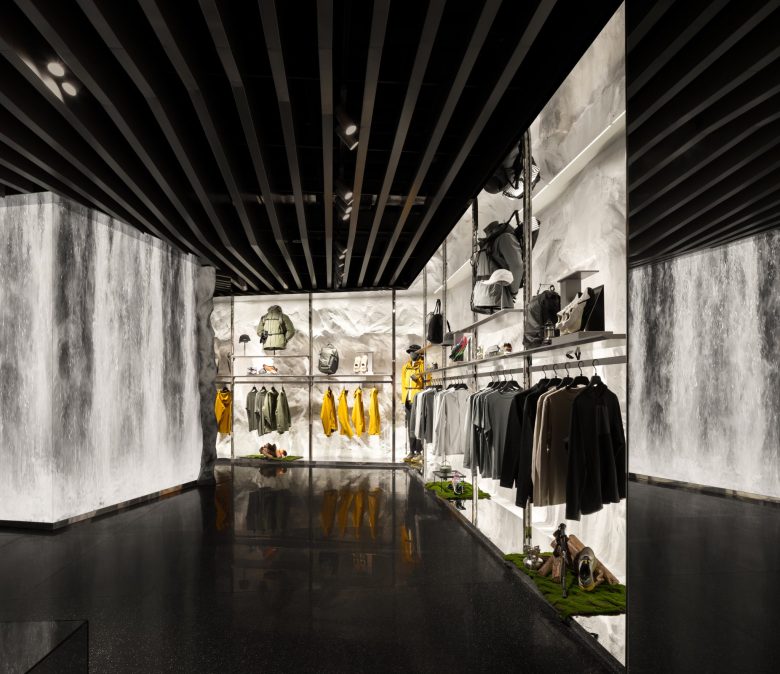 торговый зал вешала с одеждой ANTA Basketball Arena