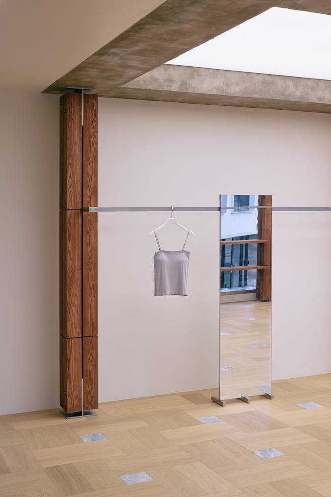 торговый зал с вешалкой и зеркалом Verish от Studio Tama
