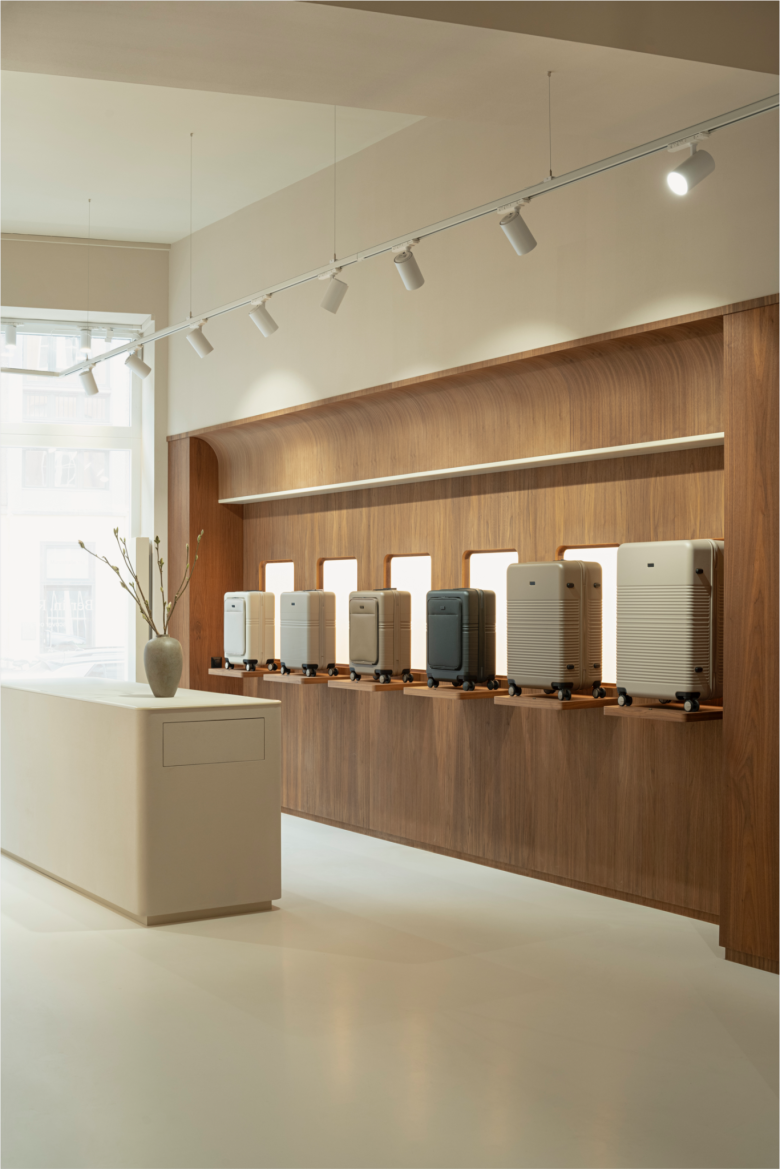 торговый зал витрина с чемоданами NORTVI