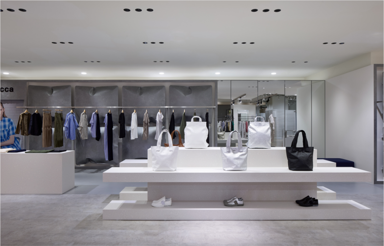 торговый зал витрины и вешалки с одеждой Zucca