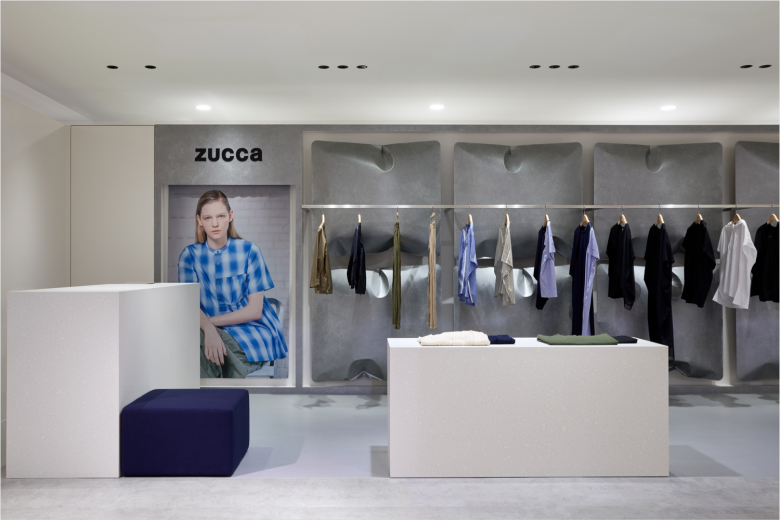 торговый зал витрины и вешалки с одеждой Zucca