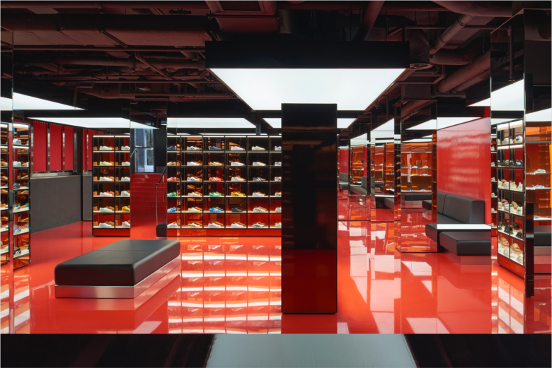 торговый зал витрины с обувью Onitsuka Tiger Red concept store