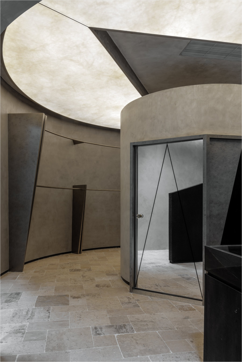 торговый зал_большая дверь с зеркалом Theboyhasnopatience