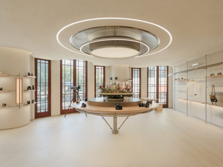 торговый зал_круглый стол витрина Nikon Shanghai Flagship Store 2.0