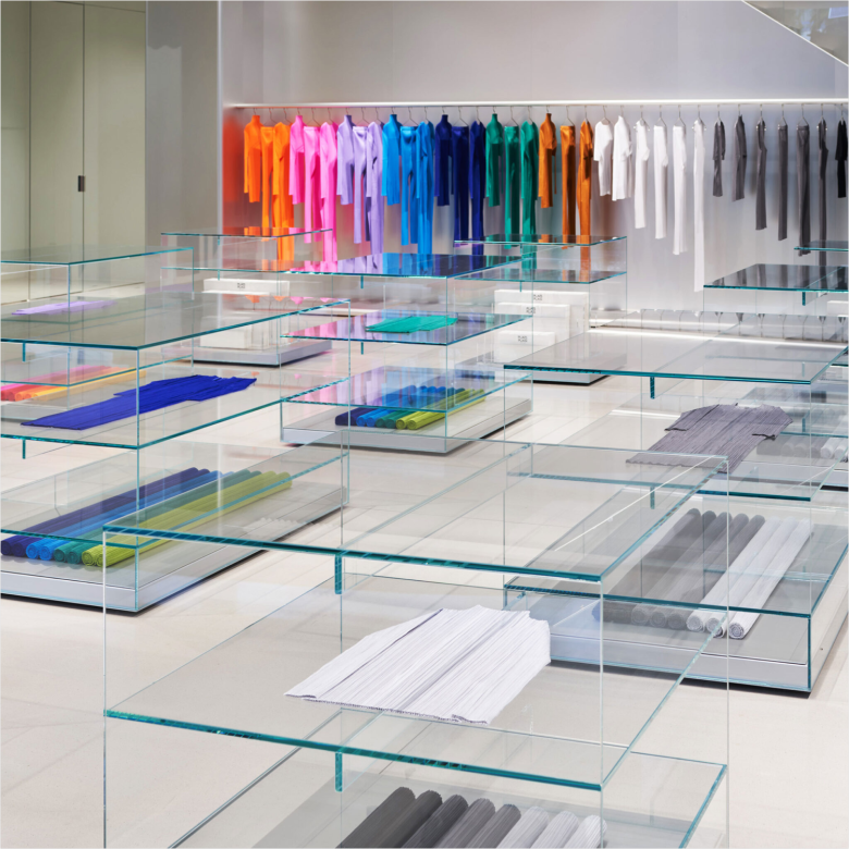 торговый зал_передний план стеклянные витрины Pleats Please Issey Miyake в Токио
