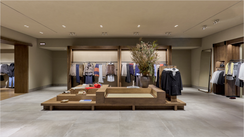 торговый зал_полки и вешалки с одеждой Zara