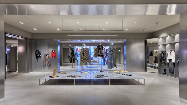 торговый зал_полки и вешалки с одеждой Zara