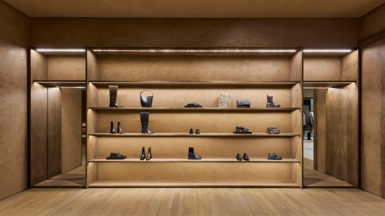 торговый зал_полки с обувью Zara