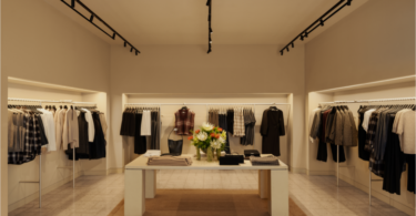 торговый зал, вешалки с одеждой COS Store 2.0