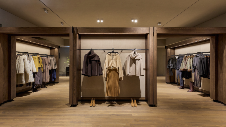 торговый зал_вешалки с одеждой Zara