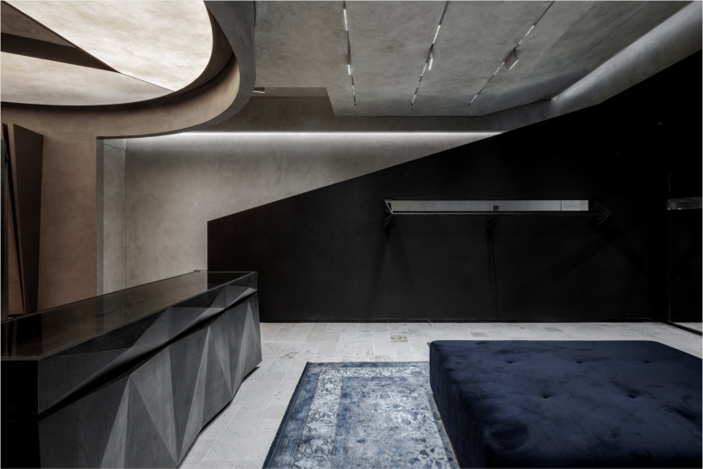 торговый зал_витрина и широкий пуф Theboyhasnopatience