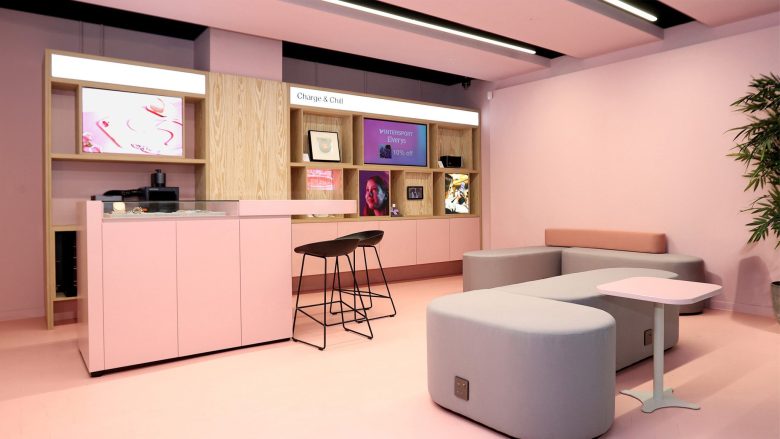 торговый зал витрины и диванчики THREE Ireland