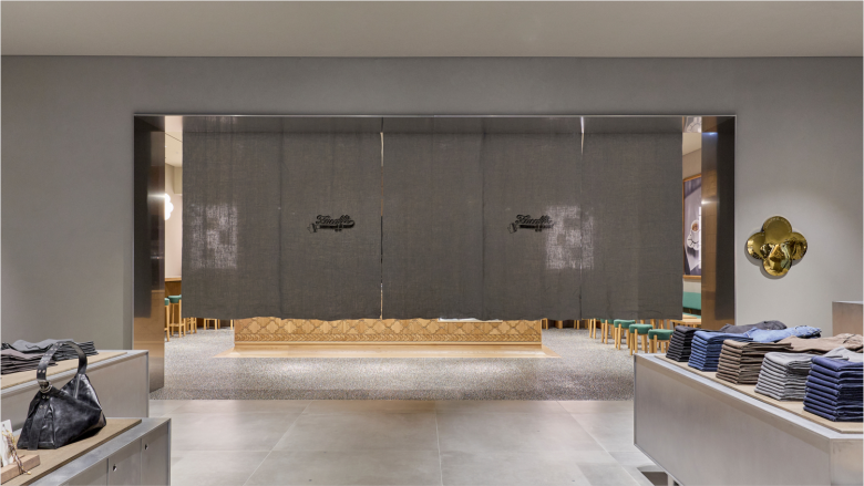 торговый зал_витрины с одеждой Zara