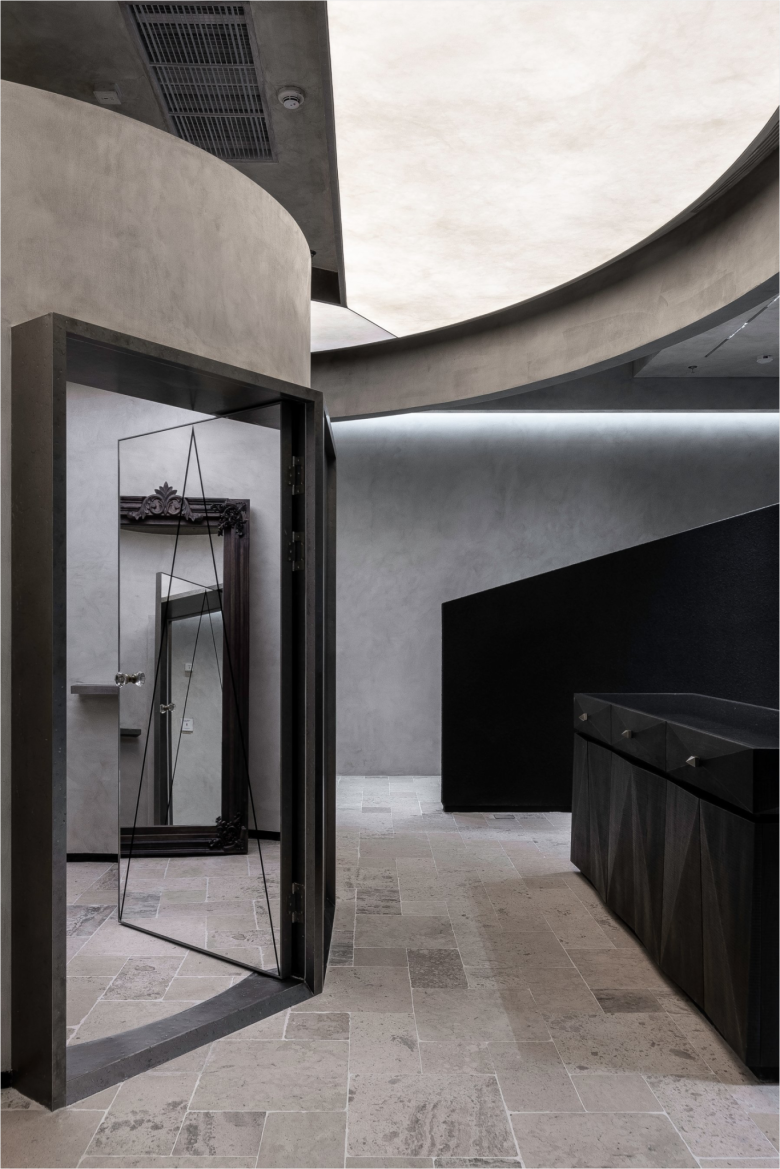 торговый зал_зеркалом до пола Theboyhasnopatience