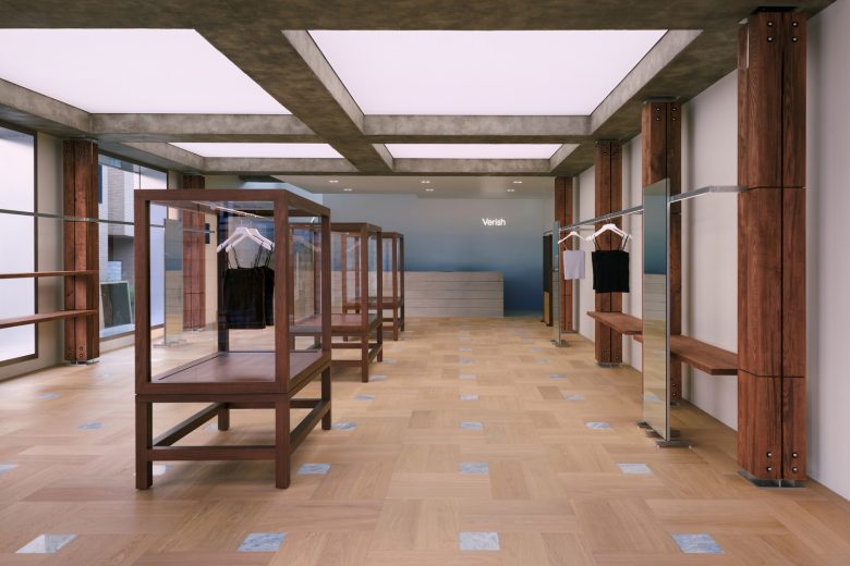 торговый зал со стелажами в центре Verish от Studio Tama