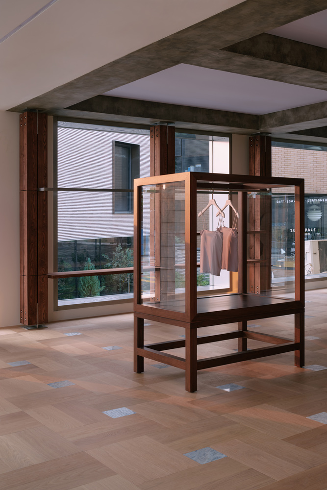 торговый зал с Verish от Studio Tama со стелажами