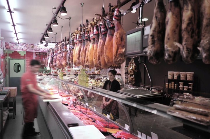 В мясном отделе можно найти мясо самых известных поставщиков Испании