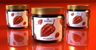 Брендинг острого соуса XXX Habanero от студии Wintrygrey. Провокационная упаковка, концепция «черной металлической» эстетики и маркетинг шока для соуса D-Grande.