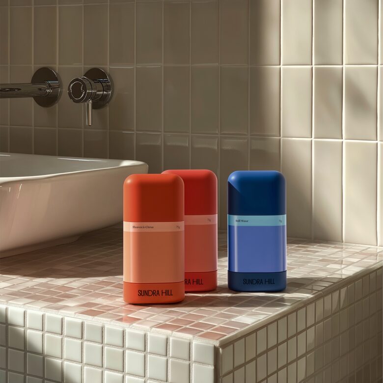 три флакона около раковины Sundra Hill