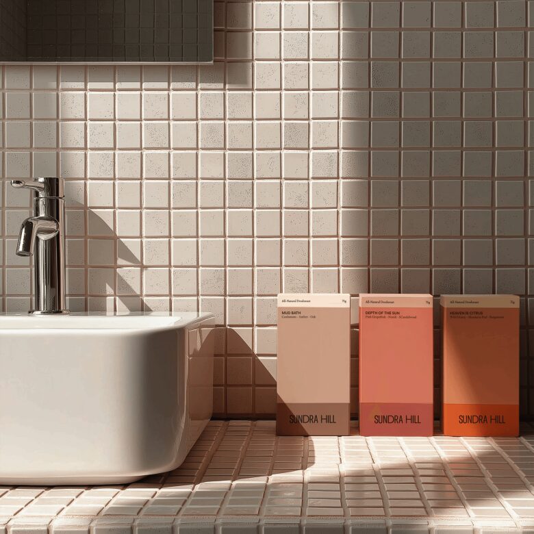 три коробки около раковины Sundra Hill