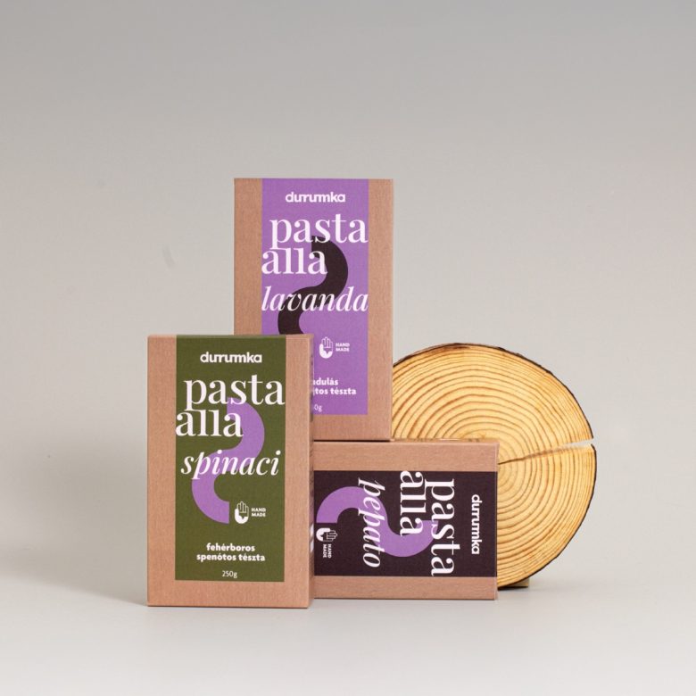 три пачки пасты Durumka’s на фоне