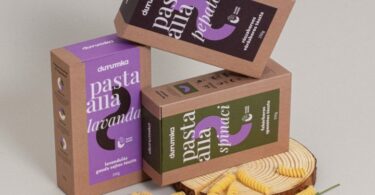 три пачки пасты Durumka’s на сером фоне